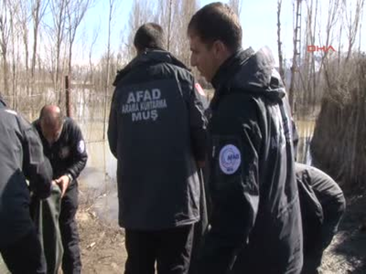 Muş Afad Görevlileri Öğrencileri Kucakta Taşıdı