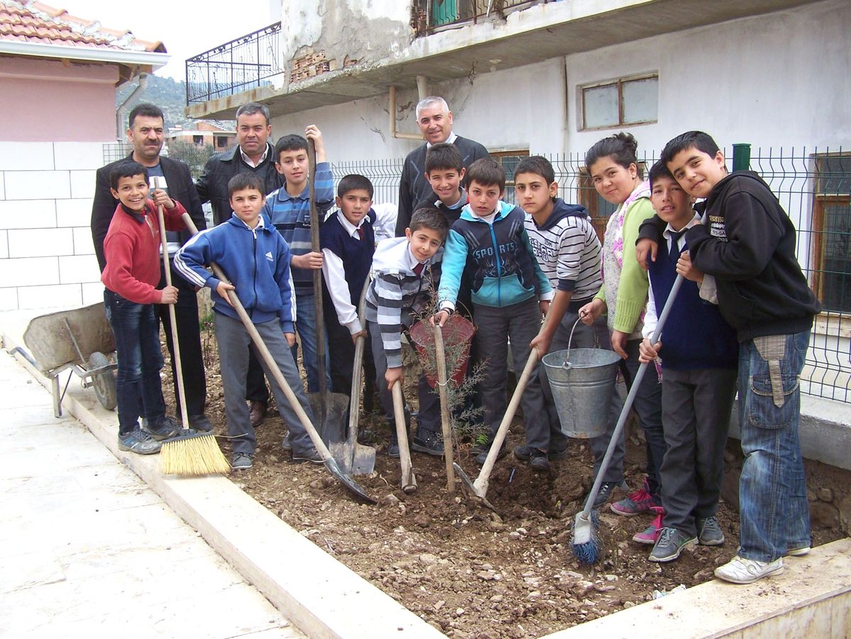 Öğrenciler Okul Bahçesine Fidan Dikti