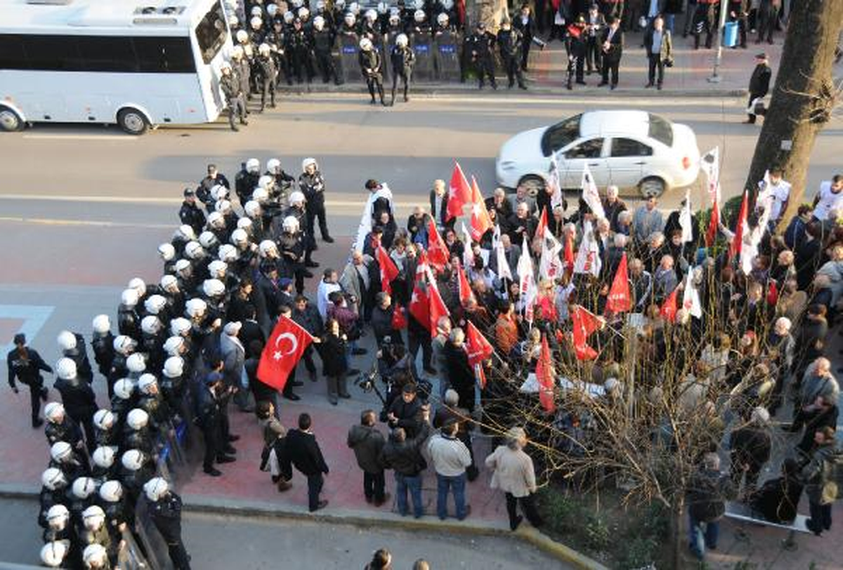 Pankart Asmak İsteyen Protestoculara Kabahatler Kanunundan 182 Lira Para Cezası Kesildi