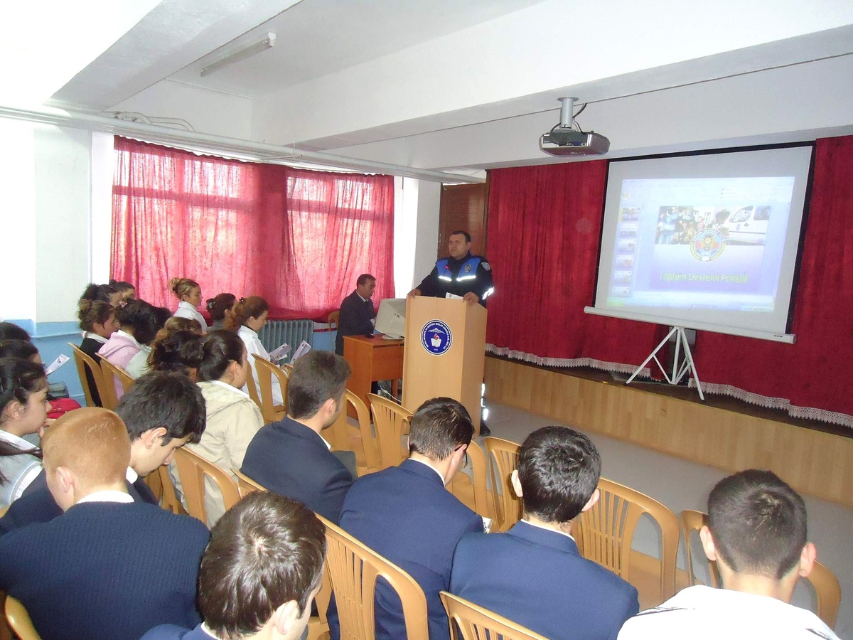 Polisten "Gençlik ve Güvenli Gelecek"Seminerleri