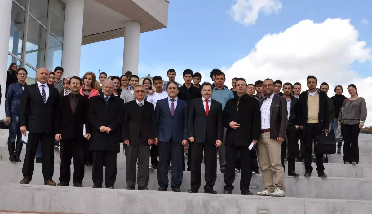 Rektör Çelik Üniversitede Öğrenim Gören Yabancı Uyruklu Öğrencilerle Bir Araya Geldi