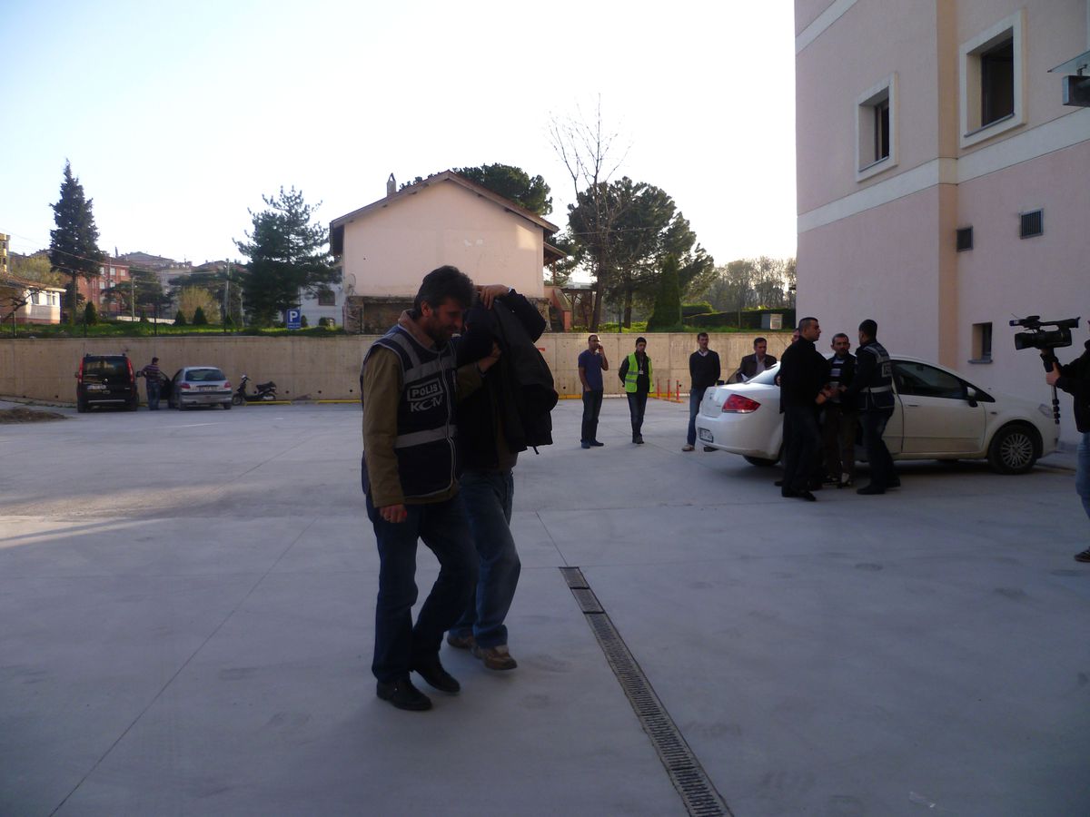 Sakarya\'da Suç Örgütü Kurdukları İddiası ile 15 Kişi Gözaltına Alındı