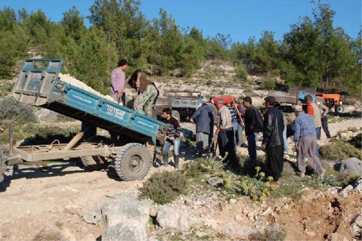 Silifkeli Köylülerin Yol Açma Çalışması