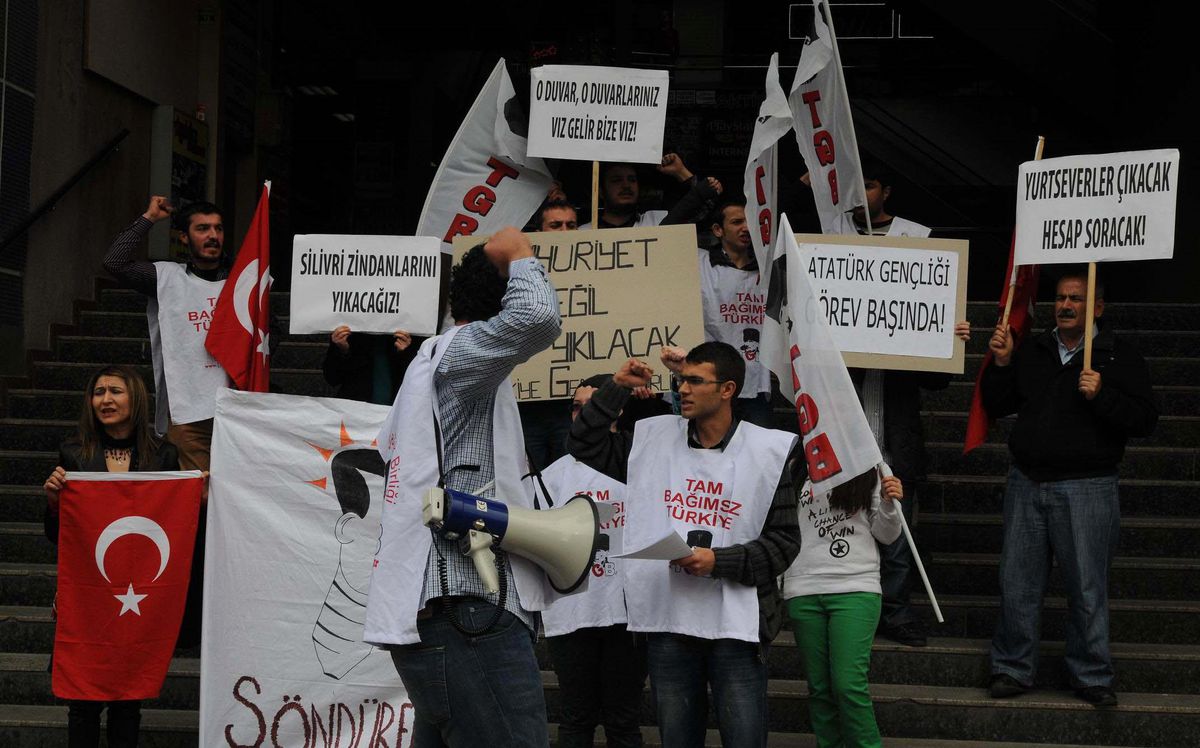 Tgb\'lilerden \'Mütalaa\' Protestosu