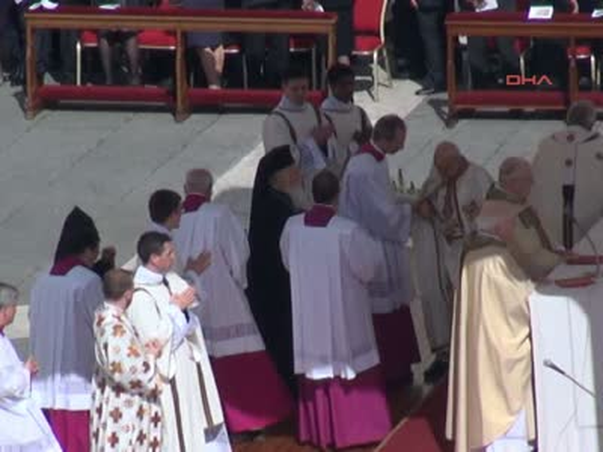Vatikan\'da Tarihi Kucaklaşma... Bartholomeos, Yeni Papa ile Kucaklaştı