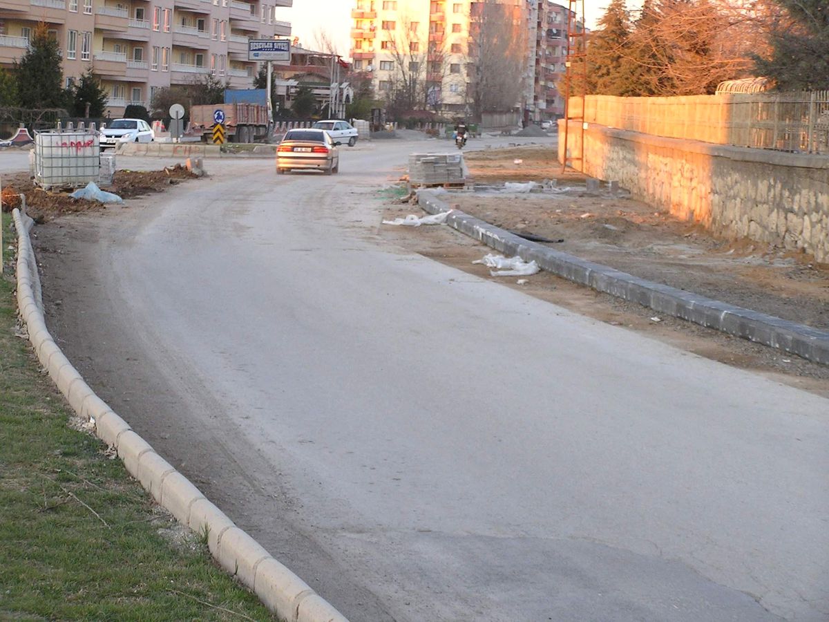 Yaya Trafiği Olmayan Yolda Geniş Kaldırım