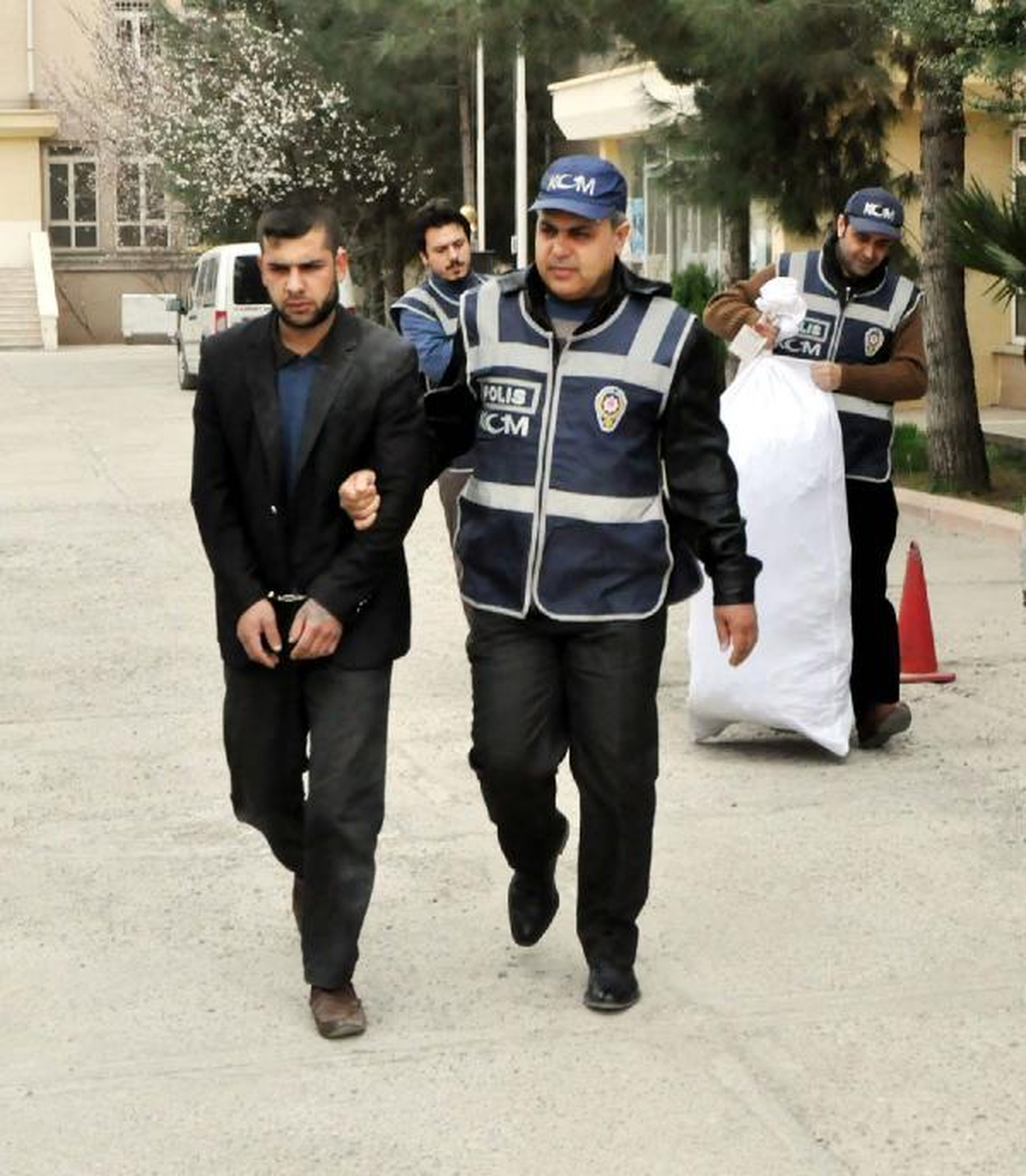 50 Kilo Esrarı Yola Atıp Kaçan Şüpheli, Otomobili Alev Alınca Yakalandı