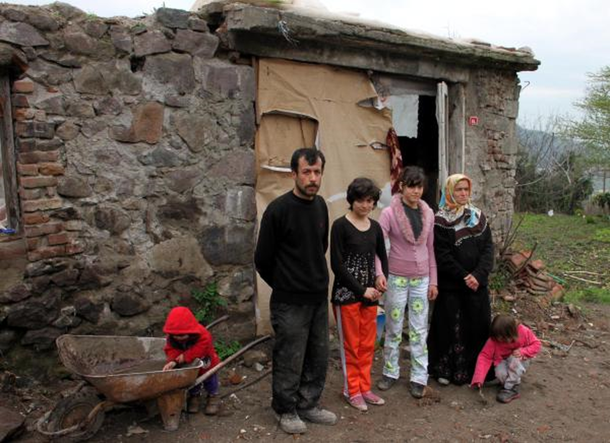 7 Kişilik Aile, Elektrik ve Suyu Olmayan Tek Odalı Evde Yaşıyor