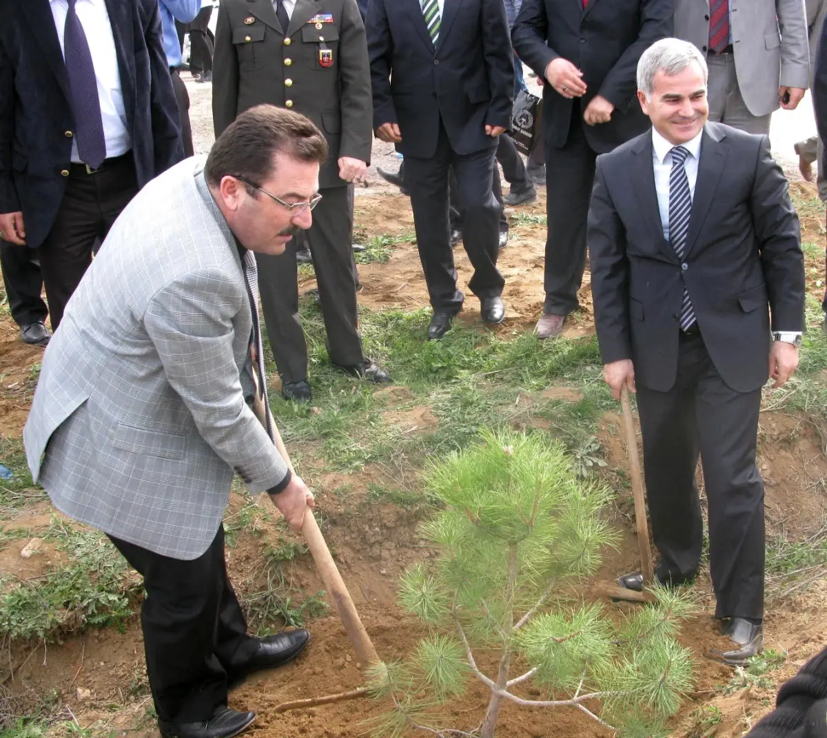 Adalet Mensupları ve Mahkumlar Fidan Dikti