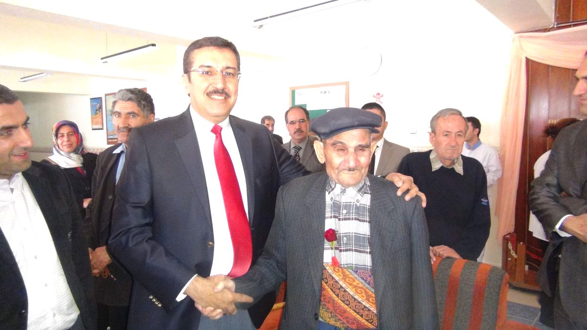 AK Parti\'den Huzurevi\'ne Ziyaret
