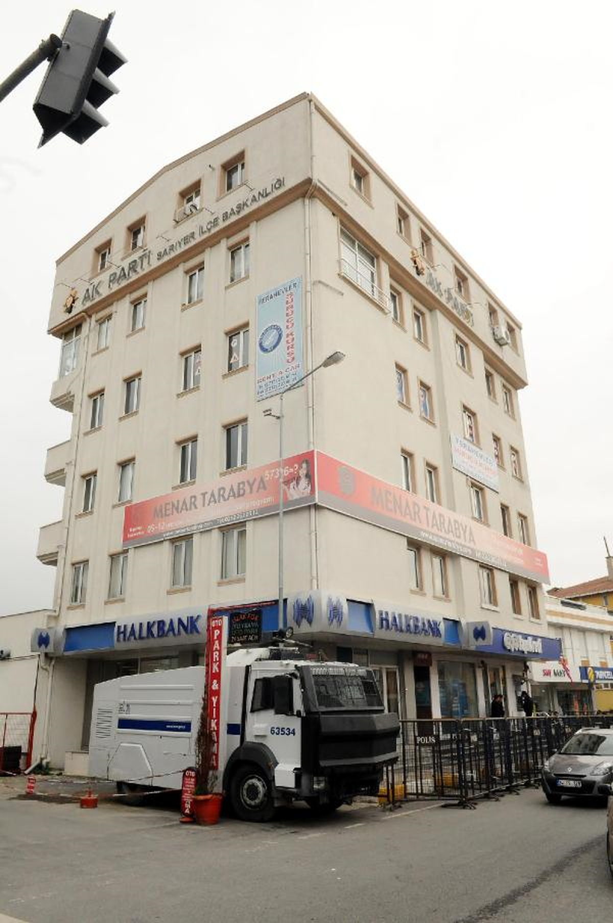 AK Parti İlçe Binası Önünde Eylem