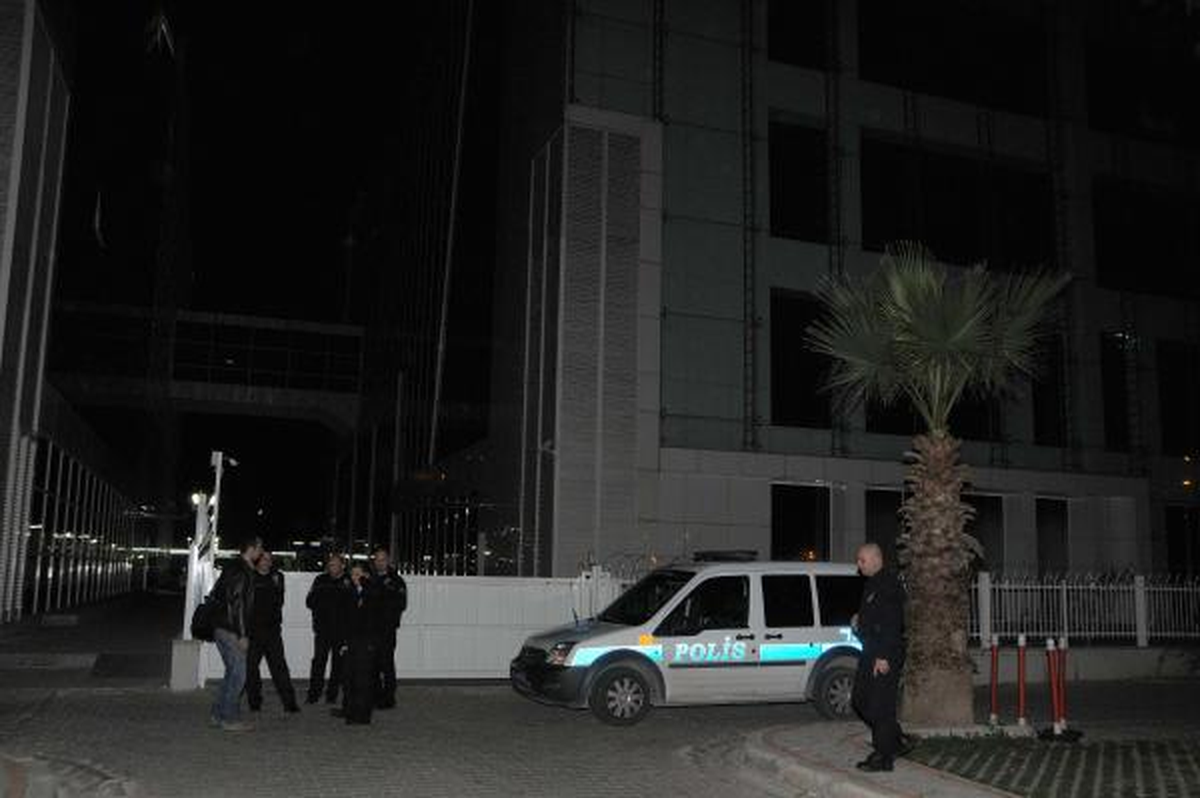 AK Parti İzmir İl Binası Önünde Önlem Alındı