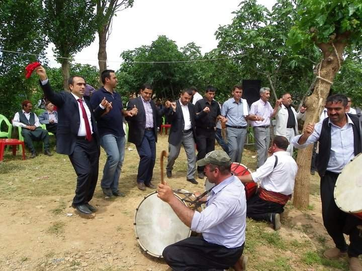 AK Parti\'li İçten\'den Üç Dilde Nevruz Kutlaması