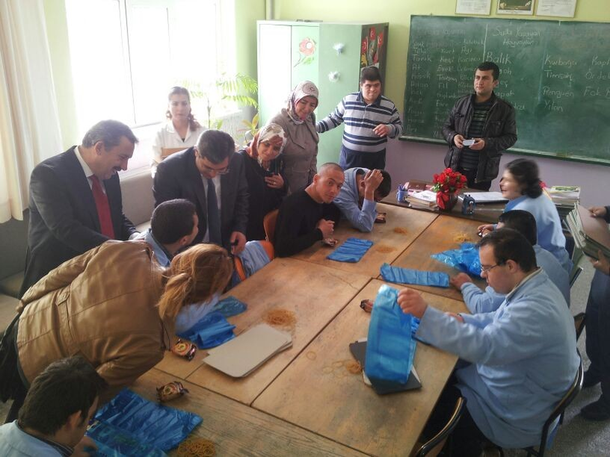 AK Parti Yönetimi Down Sendromlu Çocukları Ziyaret Etti