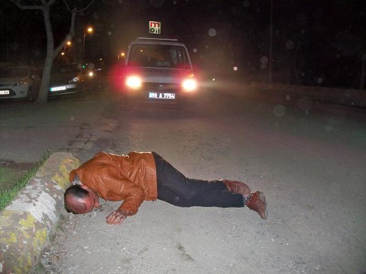 Aşırı Alkol Alınca Yol Kenarında Sızıp Kaldı