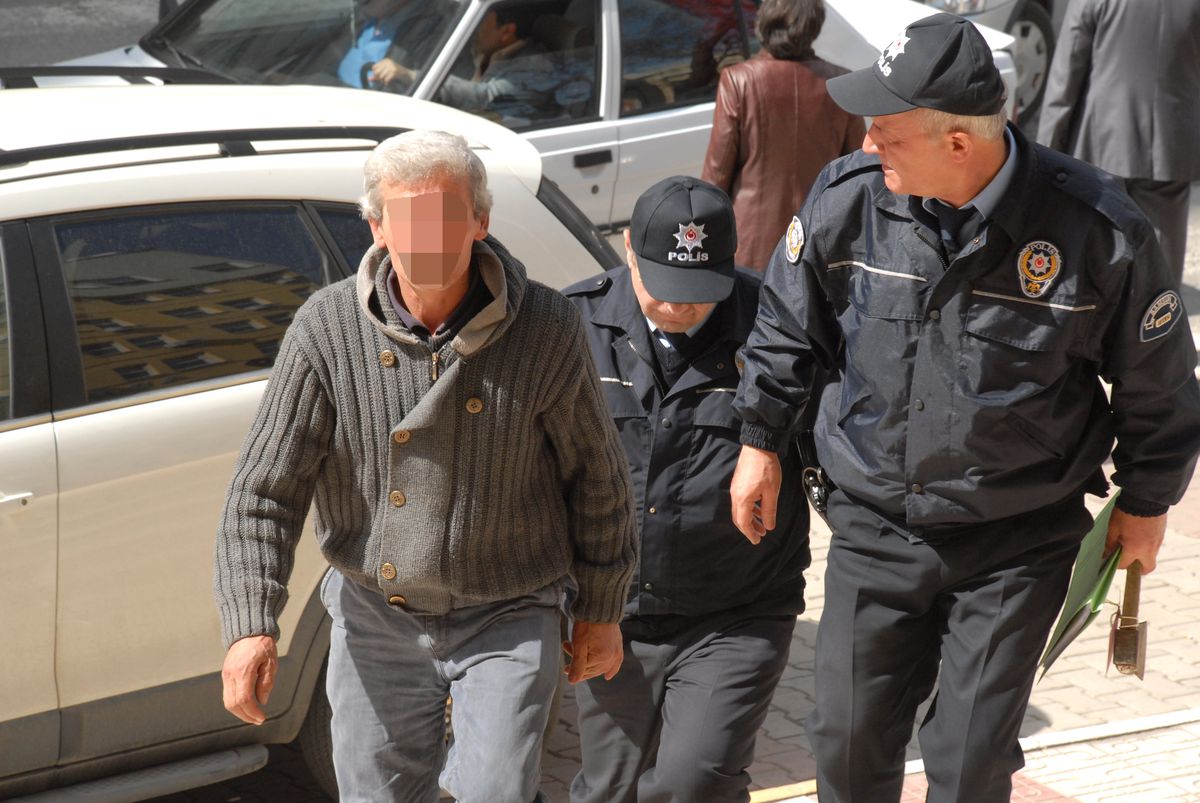 Ayrıldığı Eşinin Evinin Baltayla Bastı