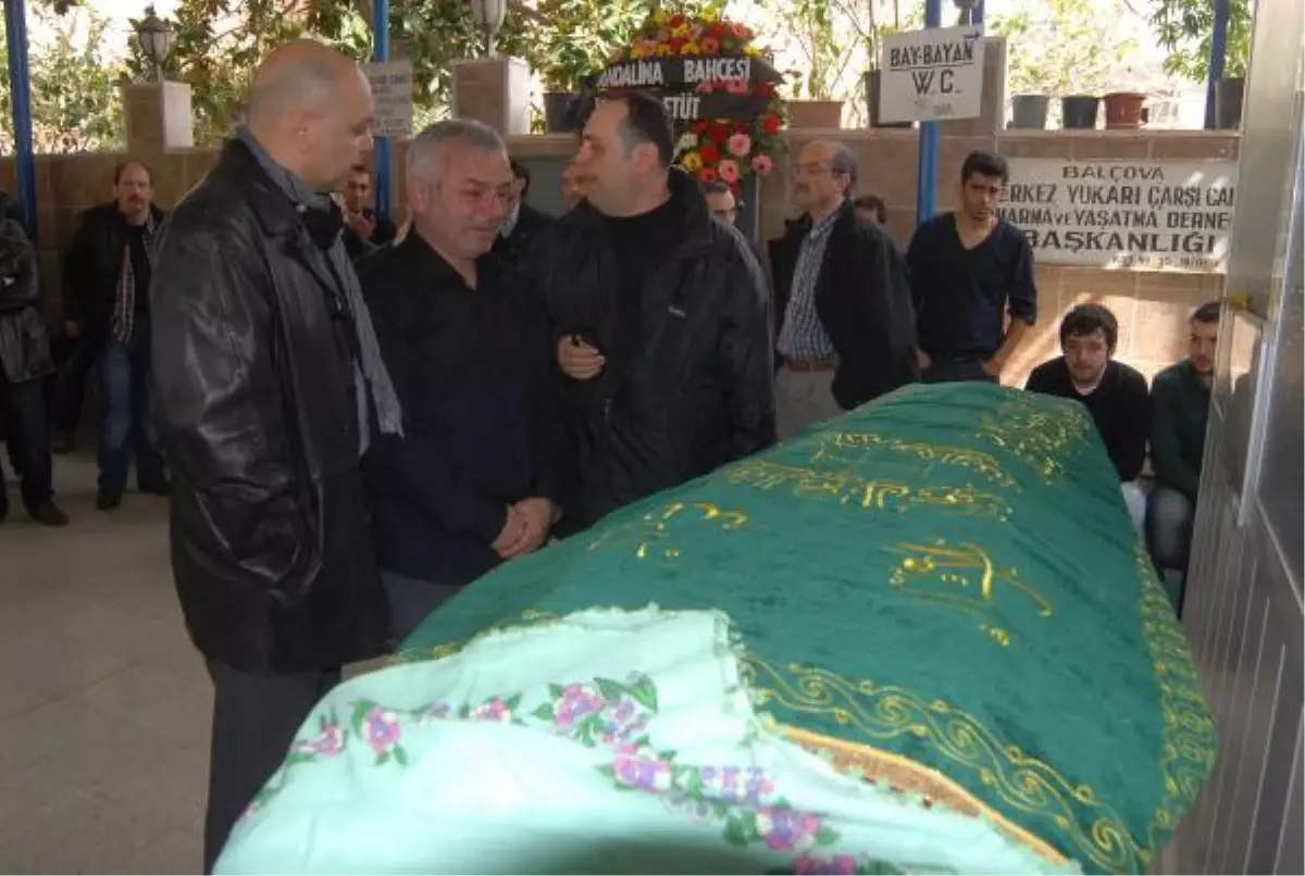 Bursa\'daki Kazada Hayatı Kaybeden Kızlar Son Yolculuğunda