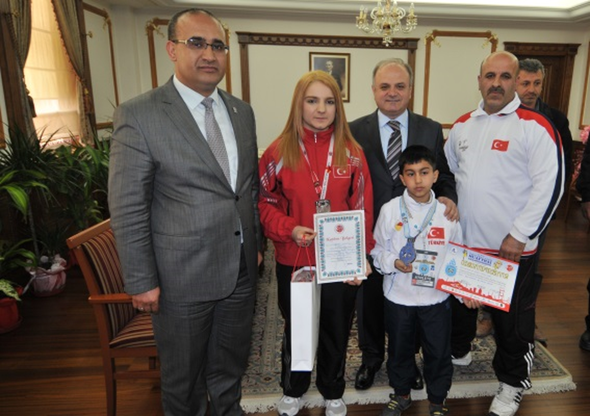 Çakacak Şampiyon Sporcuları Ödüllendirdi