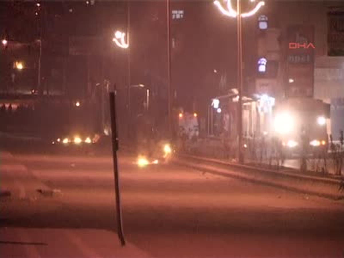 Cizre\'de Göstericiler Yolcu Otobüsüne Molotof Attı