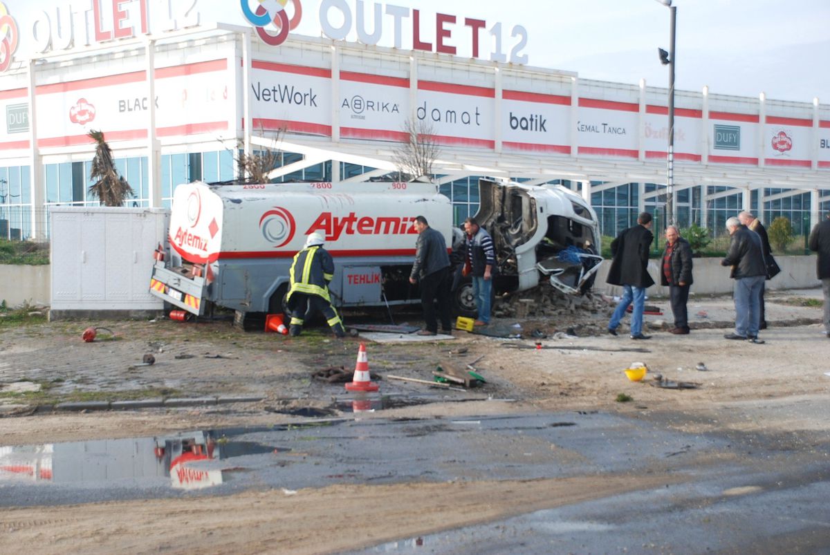 Çorlu\'da Akaryakıt Tankeri Devrildi: 1 Yaralı