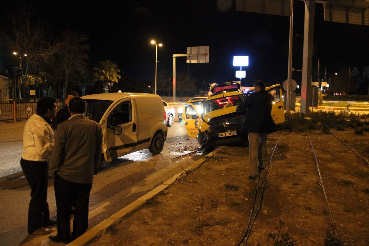 Denizli\'de Trafik Kazası: 3 Yaralı