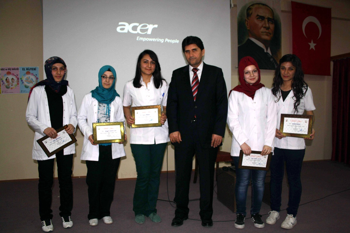 Derbent\'te İlkokul Öğrencilerine Diş Fırçası ve Macun Dağıtıldı