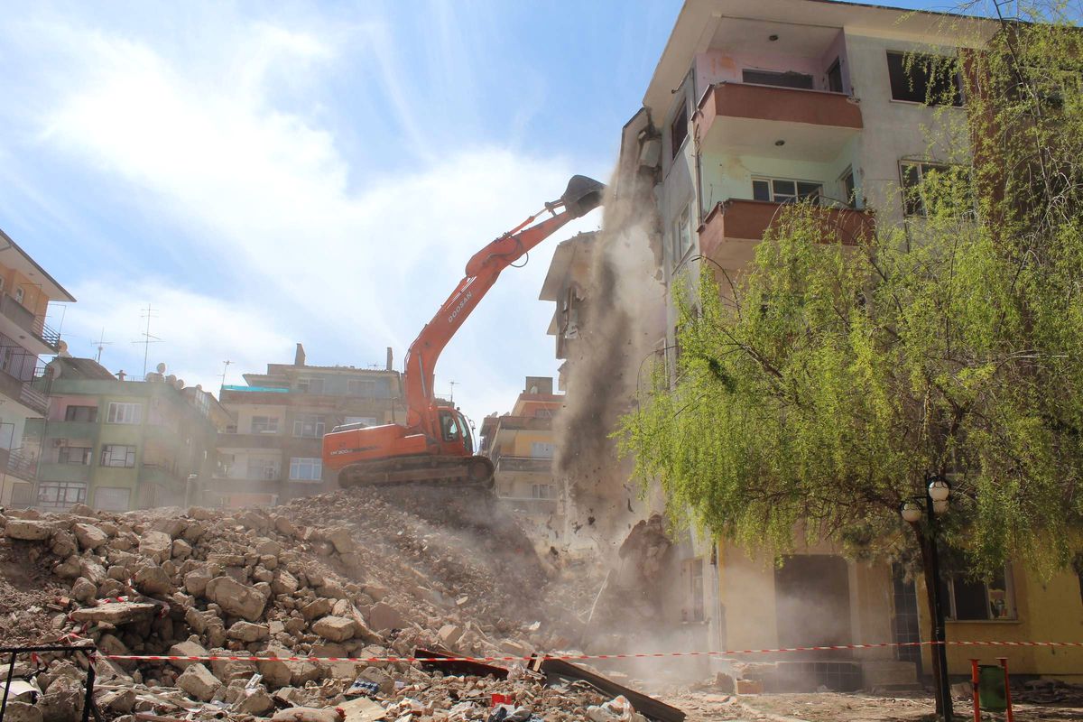 Diyarbakır\'da Afet Yönetimine Uygun Olmayan Yapıların Yıkımına Başlandı