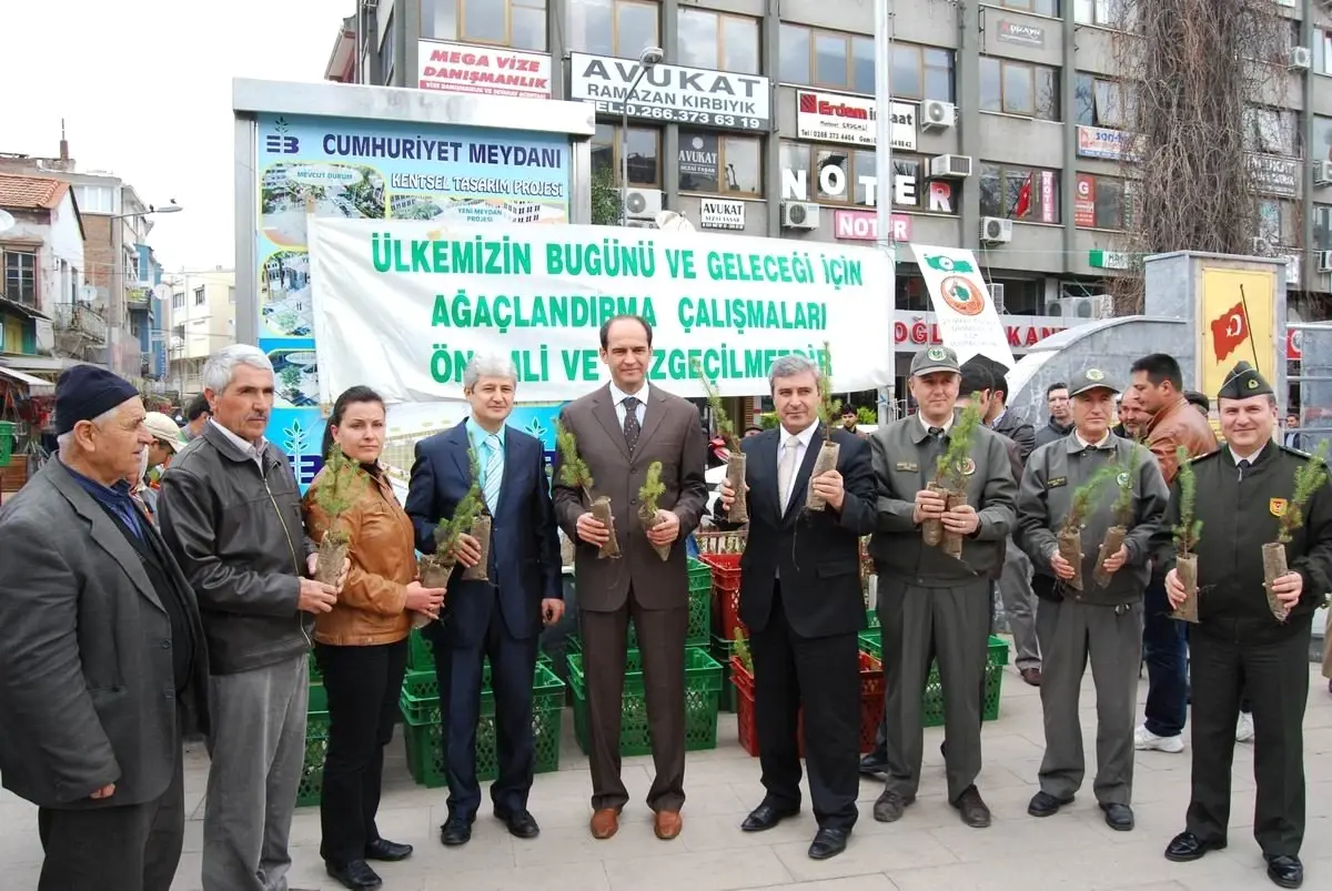 Edremit Orman Müdürlüğü Halka Ücretsiz Fıstık Çamı Dağıtı