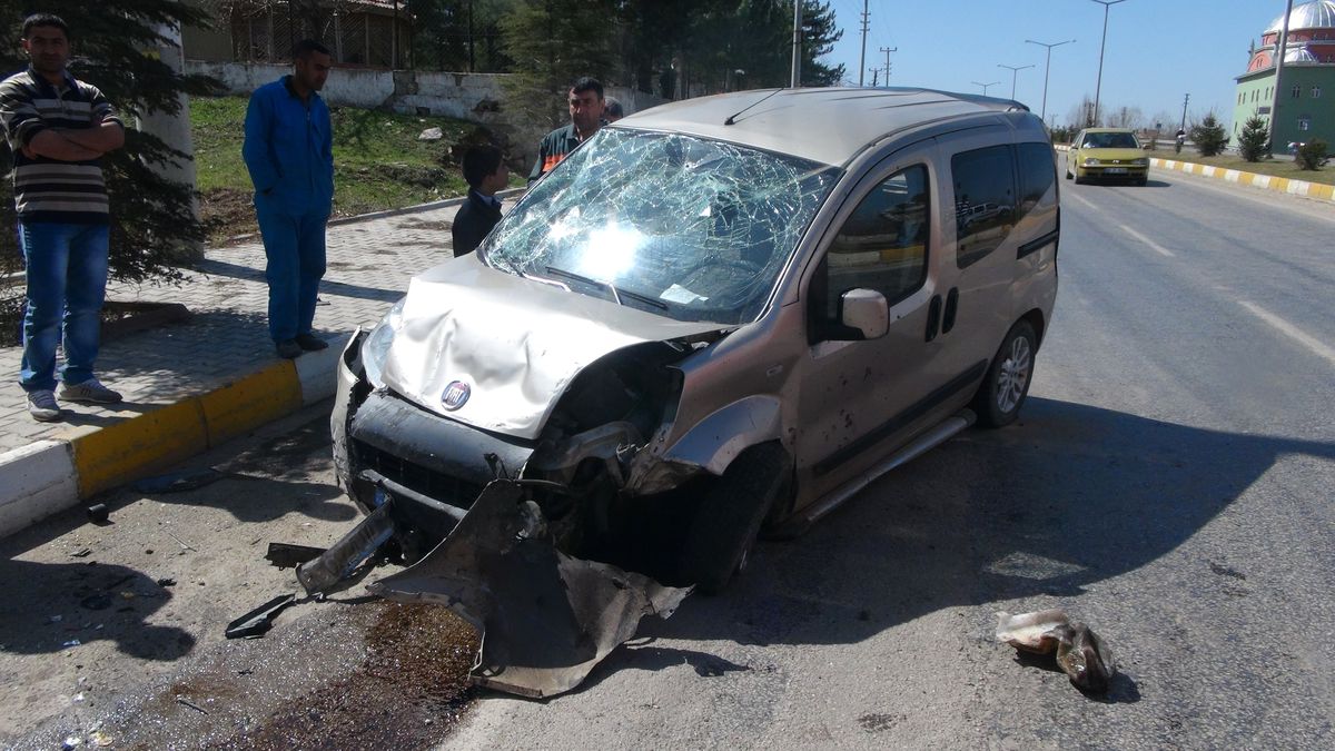 Elbistan\'da Trafik Kazası: 2 Yaralı