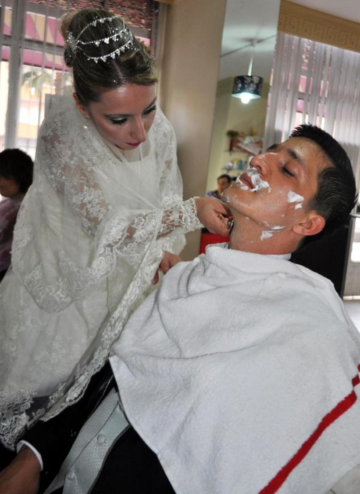 Gelinden Usturayla Damat Tıraşı