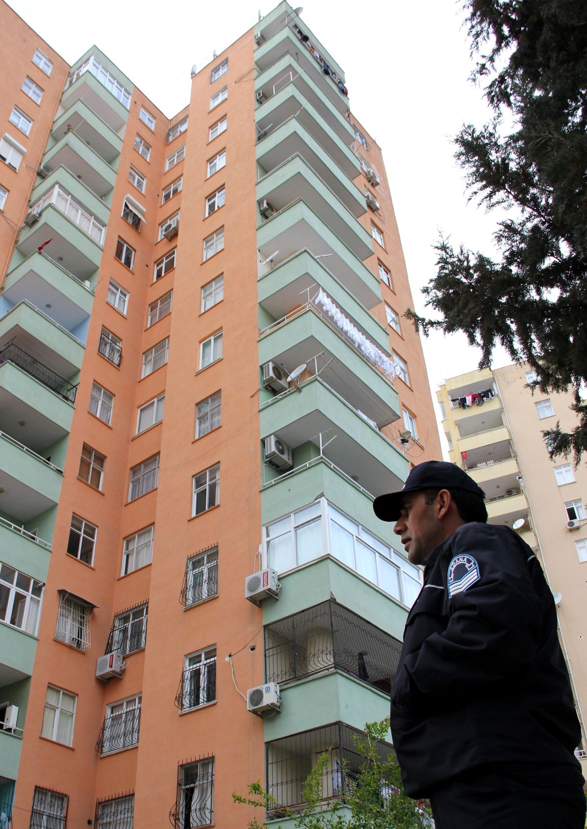 Genç Kız Balkondan Atlayarak İntihar Etti