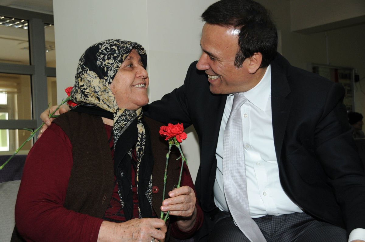 Genç\'ten Yaşlılara Karanfil