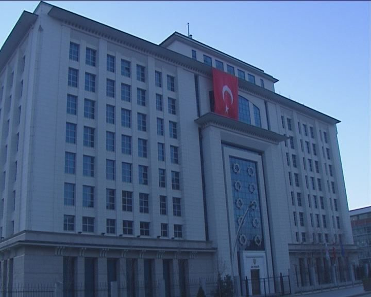 AK Parti\'ye Lav Silahlı Saldırı