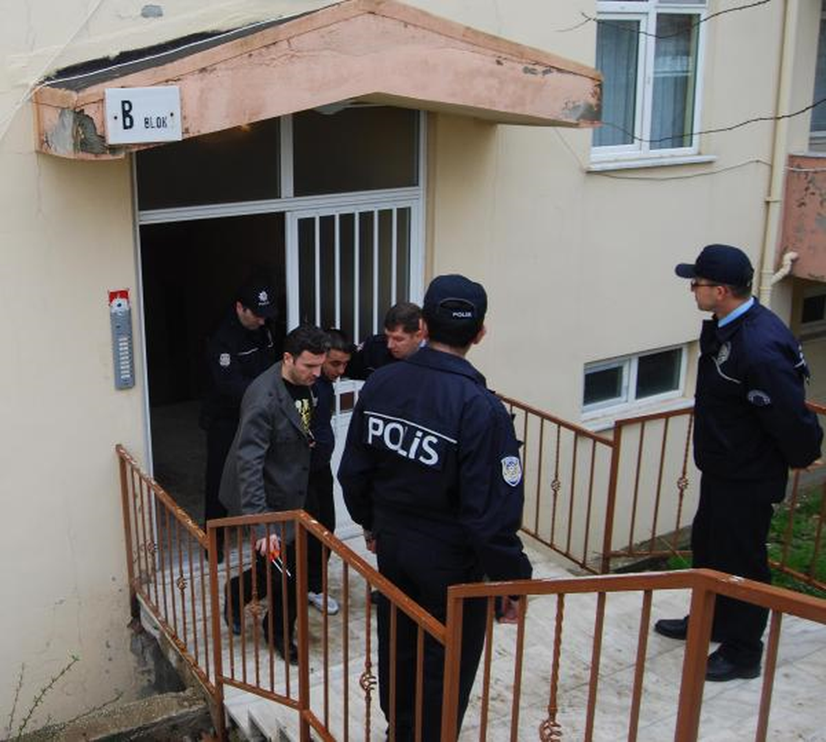 Hırsızlık Şüphelileri Çatıda Yakalandı