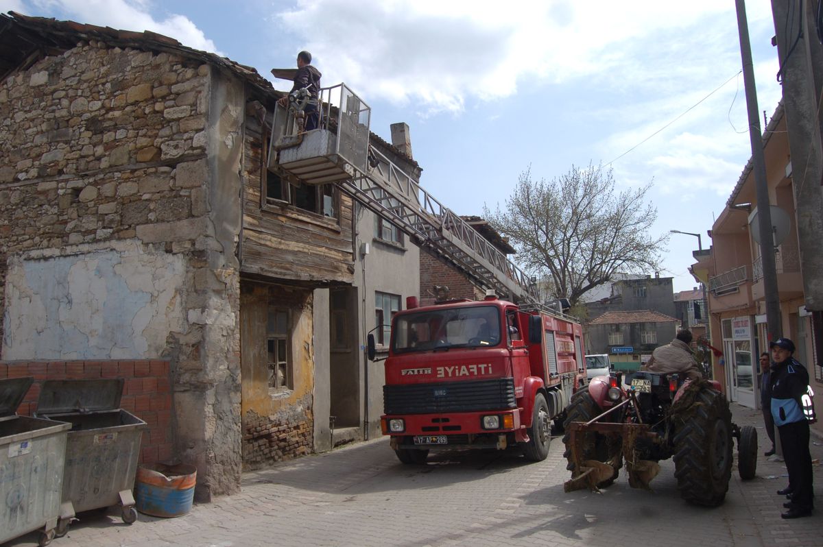 İtfaiye Harabe Binalar İçin Seferber Oldu