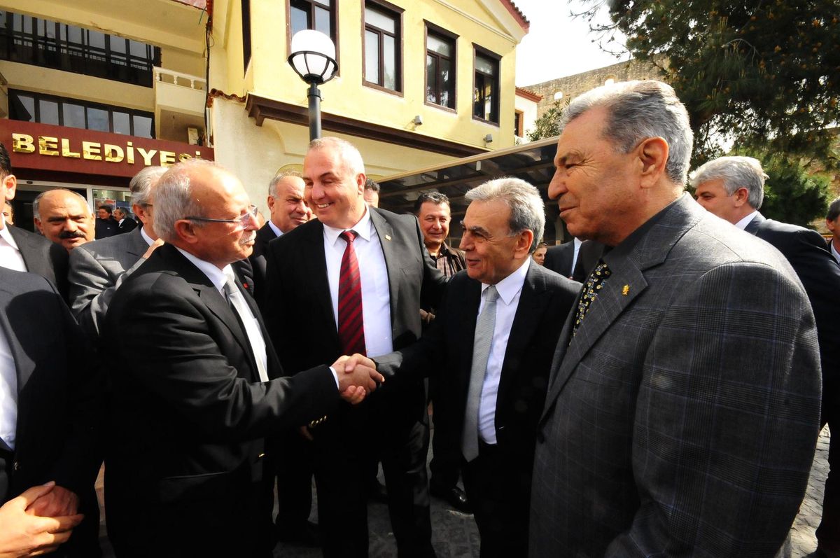 İzmir Büyükşehir Belediye Başkanı Aziz Kocaoğlu\'ndan Çeşme\'de TOKİ Resti