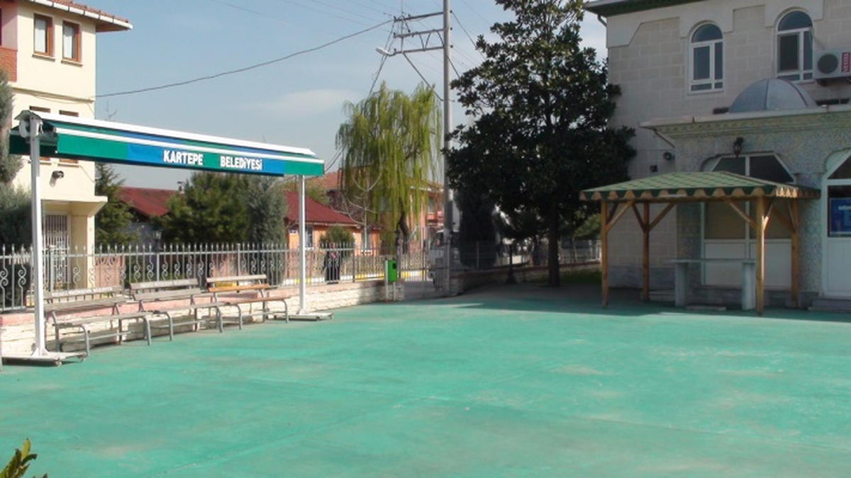 Kartepe\'nin Camilerine Şık Tenteler