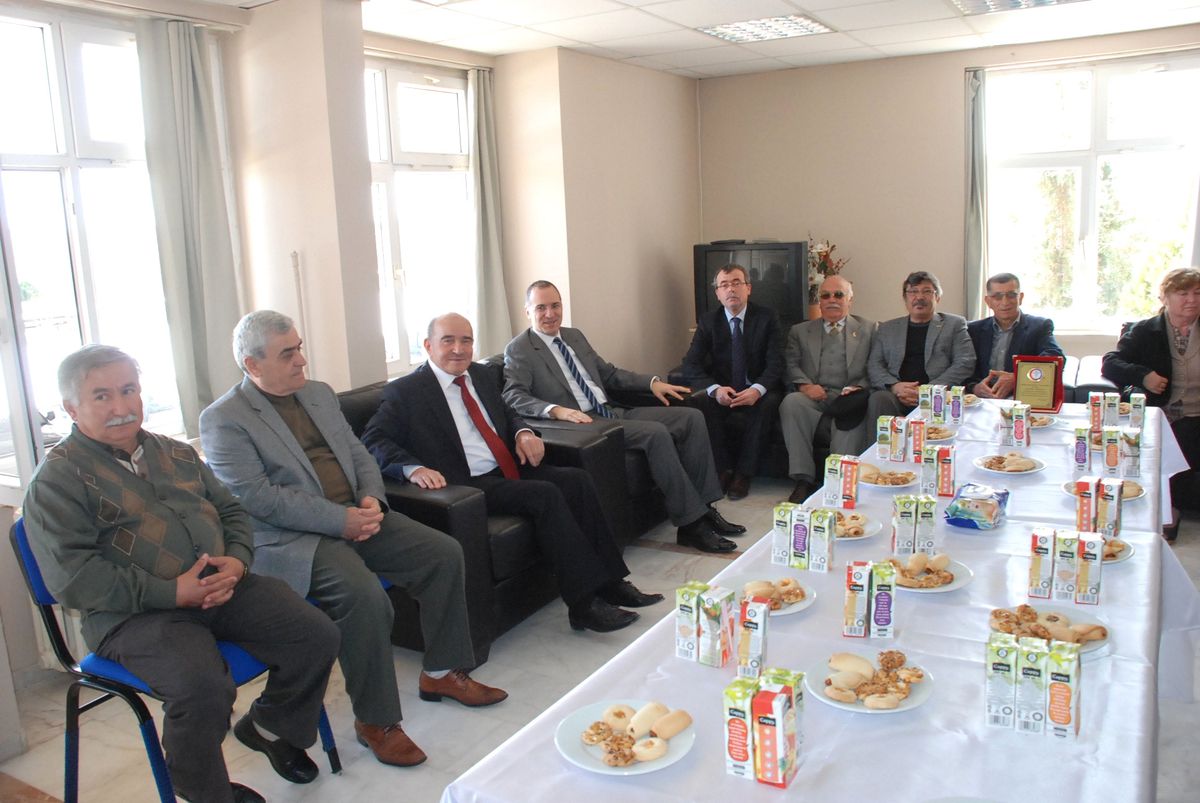 Kaymakam Emiroğlu\'ndan Hayırsever Zeki Arıkan\'a Plaket