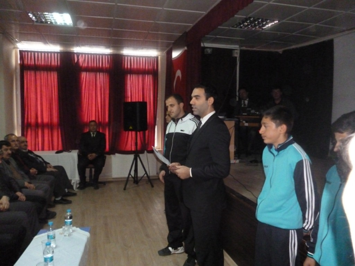 Kaymakam Kazancı, Öğrencilere Ödül Verdi