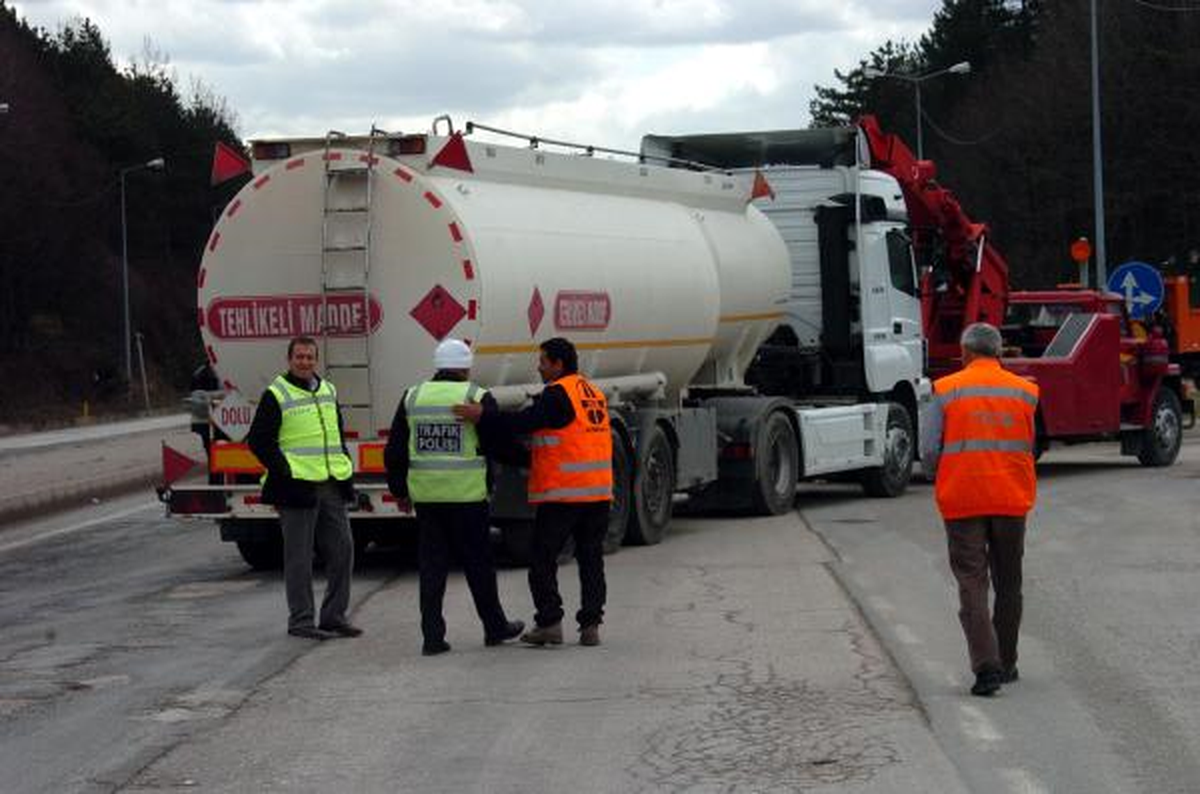Kaza Yapan Tanker Bolu Dağı\'nı Kilitledi