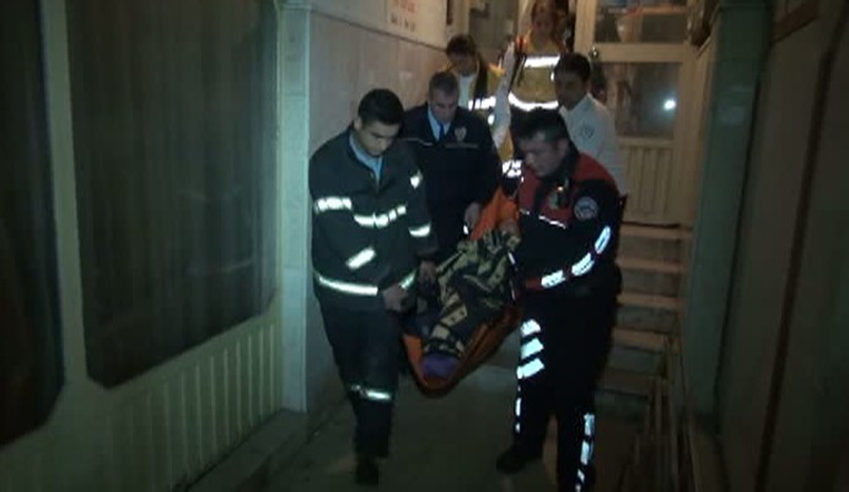 Kendini Eve Kilitleyen Kadın Polisi Alarma Geçirdi