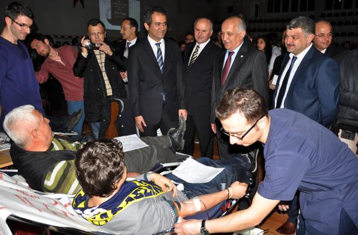 Kızılay Genel Başkanı BEÜ\'yü Ziyaret Etti