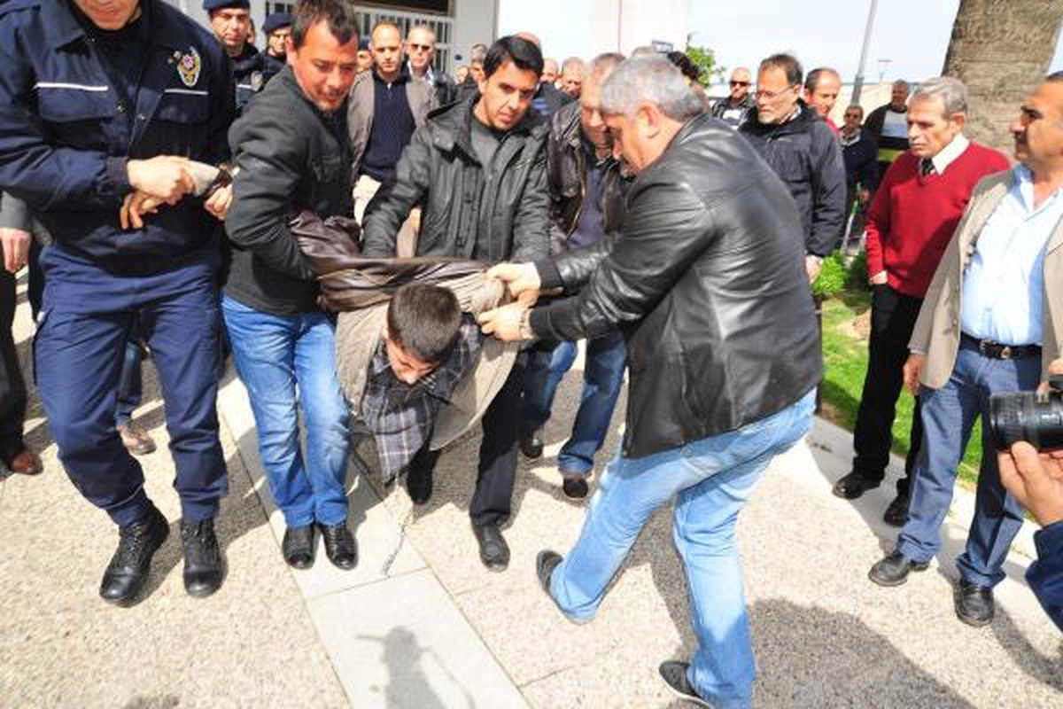 Liselilerin Zincirli Eyleminde Yaka Paça Gözaltı