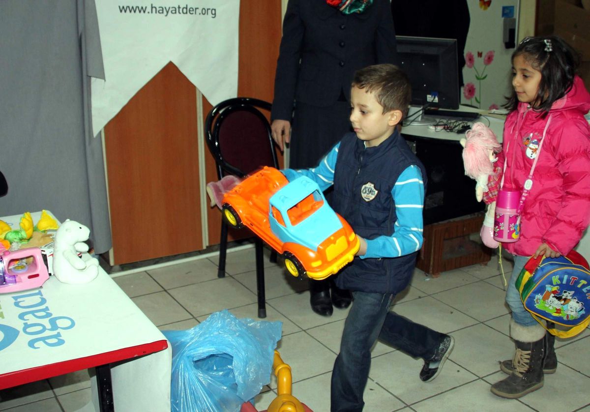 Minik Öğrencilerden Örnek Yardım