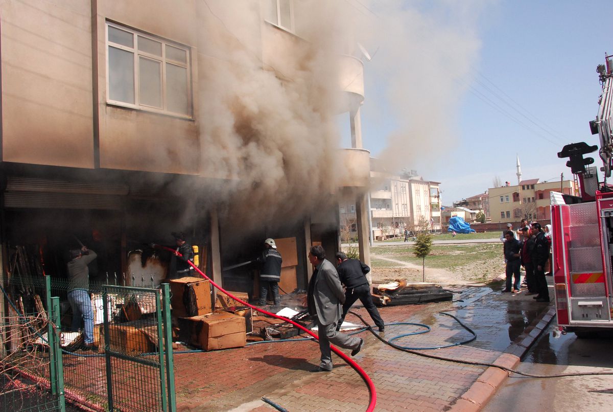 Mobilya Deposunda Çıkan Yangın Korkuttu