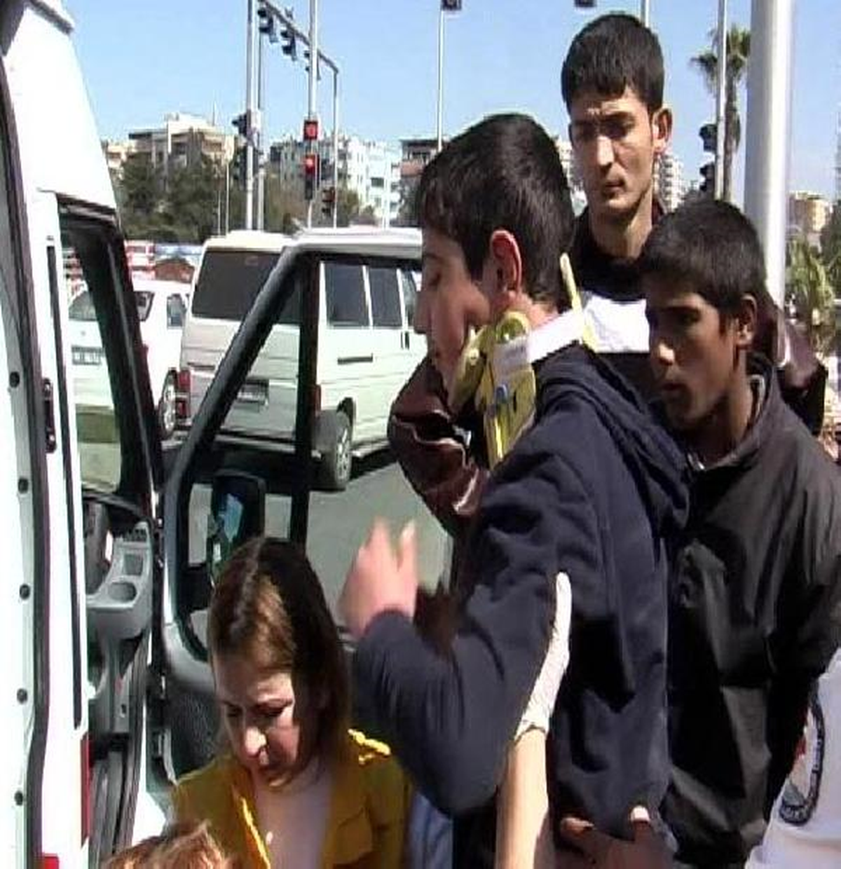 Motosikletten Yola Savrulan Genç Yaralandı
