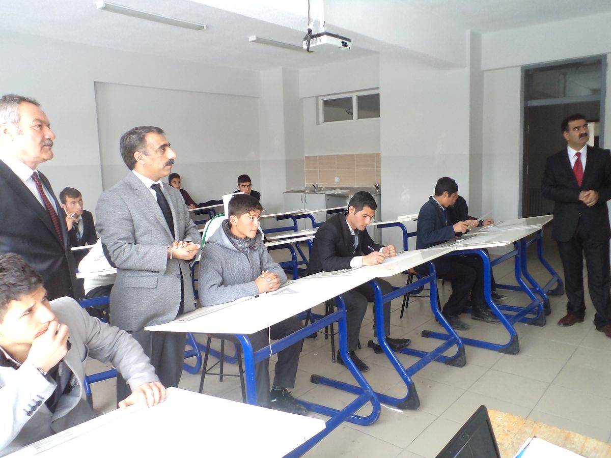 Müdür Avcı\'dan Sınav Öncesi Öğrencilere Moral Ziyareti