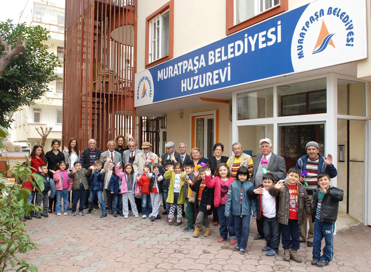 Muratpaşa\'nın Minik Öğrencileri Huzurevi\'nde