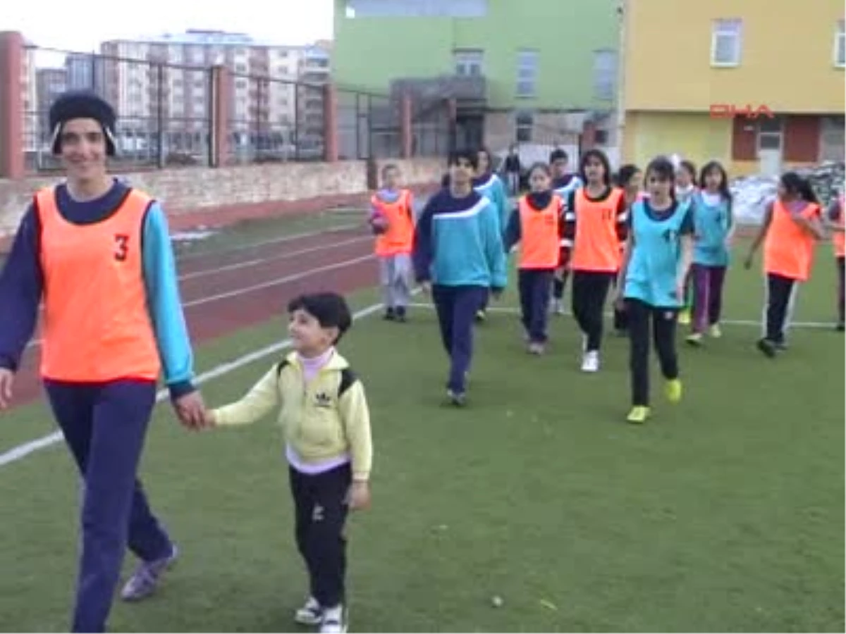 Futbolcu Seher, Kızını Yeşil Sahalarda Büyütüyor