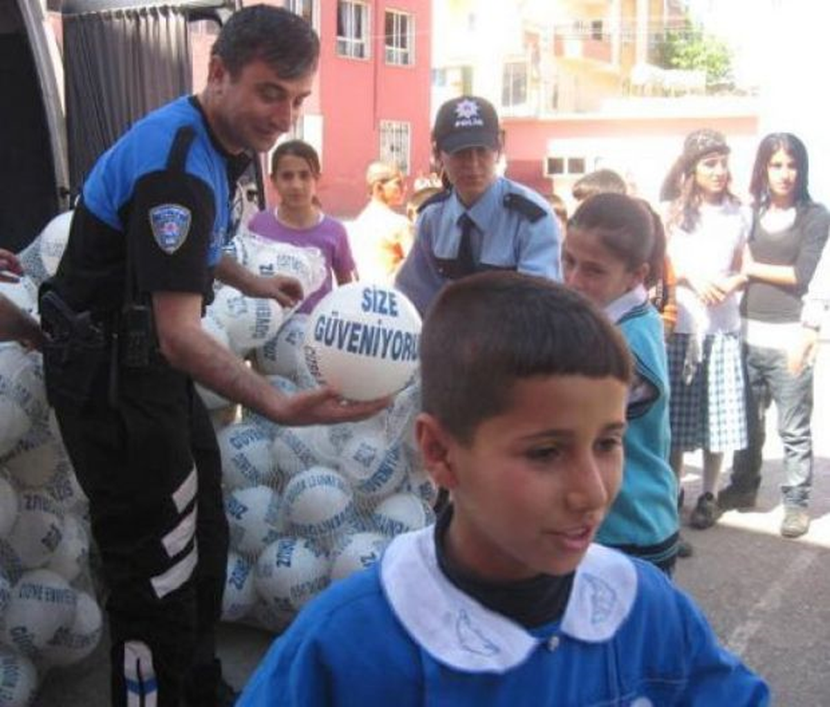 Nevruz\'da Çocuklara Top ve Çikolata Dağıtıldı